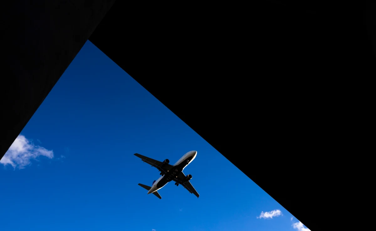 Do środowego popołudnia linie lotnicze odwołały ponad 250 lotów do i z USA - informuje agencja AP. Przyczyną były obawy o bezpieczeństwo w związku z wprowadzaniem przez operatorów telekomunikacyjnych usług w standardzie 5G. Mogą one zakłócać pracę wysokościomierzy samolotów.
