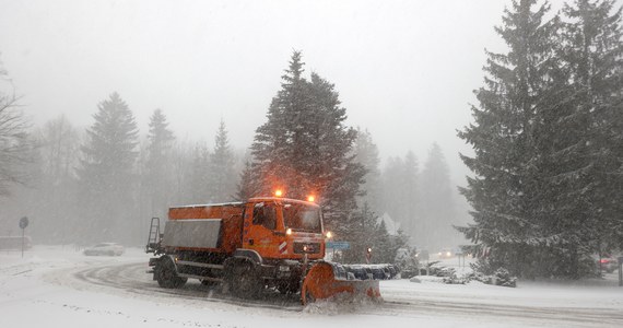 W czwartek na północy Polski prognozowane są burze śnieżne – ostrzega IMGW. W większości kraju będzie pochmurno, spodziewane są opady śniegu – na wschodzie nawet do 8 cm.