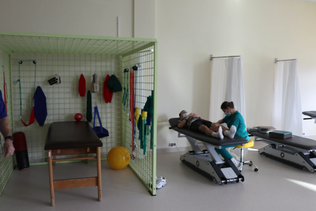 120 tys. zł - tyle kosztował remont sali rehabilitacyjnej w Uniwersyteckim Szpitalu Dziecięcym w Krakowie. Najmłodsi pacjenci mogą w nich wykonywać ćwiczenia oddechowe i ruchowe. Również po przejściu Covid-19.