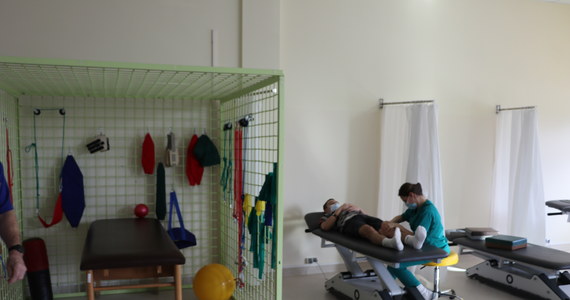 120 tys. zł - tyle kosztował remont sali rehabilitacyjnej w Uniwersyteckim Szpitalu Dziecięcym w Krakowie. Najmłodsi pacjenci mogą w nich wykonywać ćwiczenia oddechowe i ruchowe. Również po przejściu Covid-19.
