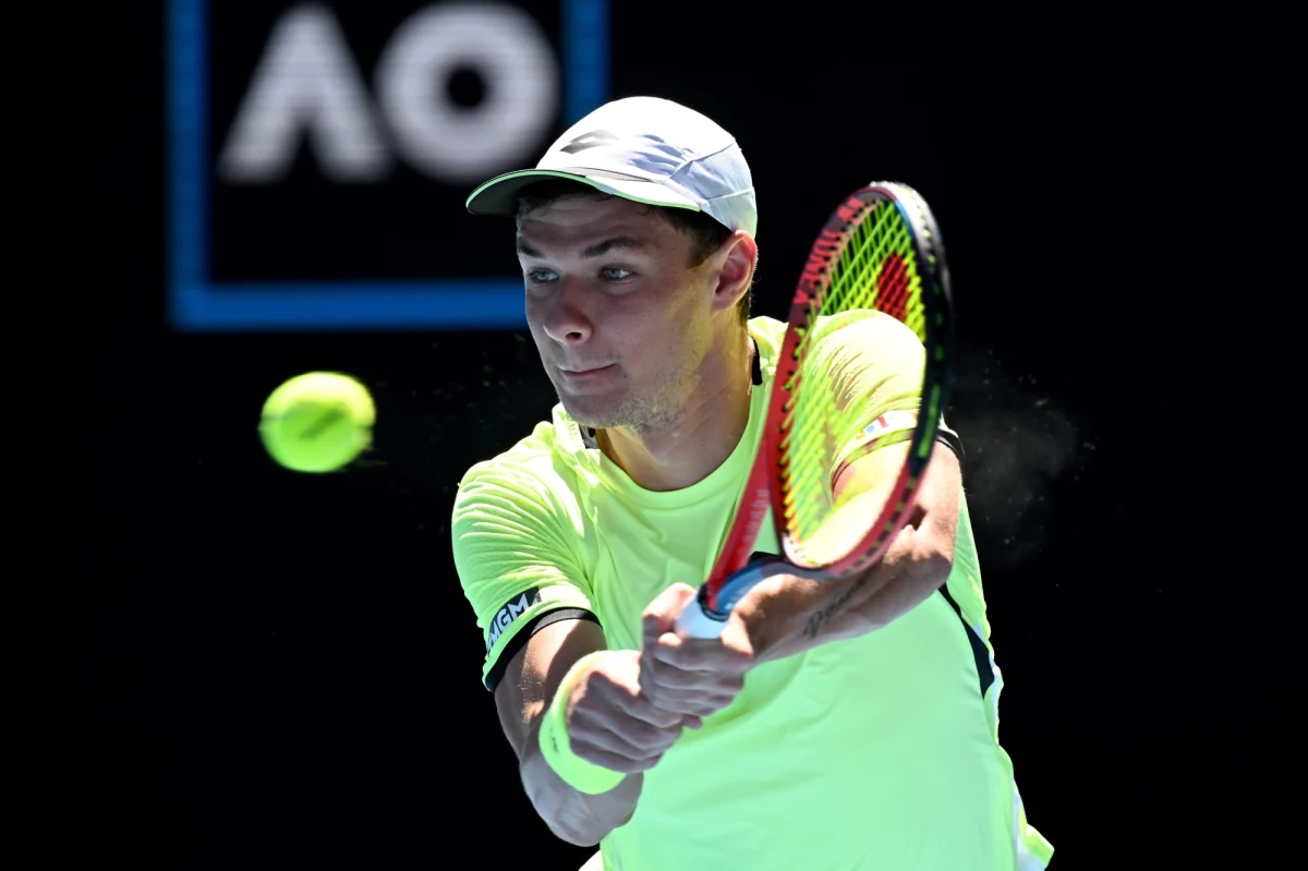 Kamil Majchrzak na drugiej rundzie zakończył występ w wielkoszlemowym turnieju Australian Open. Polski tenisista przegrał w Melbourne z rozstawionym z numerem 32. reprezentantem gospodarzy Aleksem de Minaurem 4:6, 4:6, 2:6.
