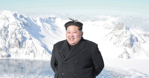 Korea Północna może wznowić próby międzykontynentalnych pocisków balistycznych (ICBM) i broni jądrowej, by przygotować się na "długoterminową konfrontację" z USA. Taką sugestię zawarto w komunikacie z zebrania biura politycznego pod przewodnictwem Kim Dzong Una.