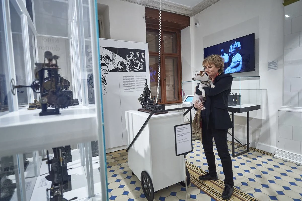 Kultura w towarzystwie pupila? To możliwe w Łodzi, oczywiście pod pewnymi warunkami. Do teatru można wejść z pupilem tylko, żeby kupić bilet, ale do wielu galerii lub bibliotek z czworonogiem można przyjść na nieco dłużej. Ograniczenia te nie dotyczą osób, które poruszają się w asyście psa.