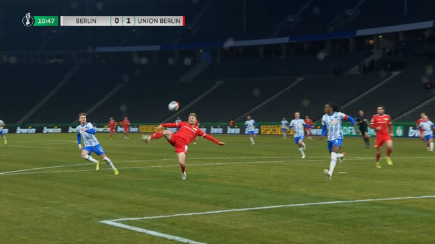 Skrót meczu Hertha Berlin - Union Berlin w 1/8 finału Pucharu Niemiec.

BRAMKI: 54. Khedira (sam.), 90+4. Serdar – 11. Voglsammer, 50. Stark (sam.), 55. Knoche.

SKŁADY:
Hertha Berlin: Schwolow – Klunter (46. Pekarík), Stark (58. Gechter), Boyata (C), Mittelstadt – Tousart, Ascacibar (75. Boateng) – Richter (46. Maolida), Darida (87. Selke), Serdar – Belfodil
Rezerwowi: Christensen – Boateng, Dardai, Ekkelenkamp, Gechter, Maolida, Pekarík, Plattenhardt, Selke.

Union Berlín: Luthe – Baumgartl, Knoche, Heintz (90. Jaeckel) – Ryerson (71. Trimmel), Khedira, Oczipka – Öztunali (64. Haraguči), Promel (C) – Kruse (71. Becker), Voglsammer (64. Behrens)
Rezerwowi: Ronnow – Becker, Behrens, Endo, Giesselmann, Haraguči, Jaeckel, Mohwald, Trimmel.