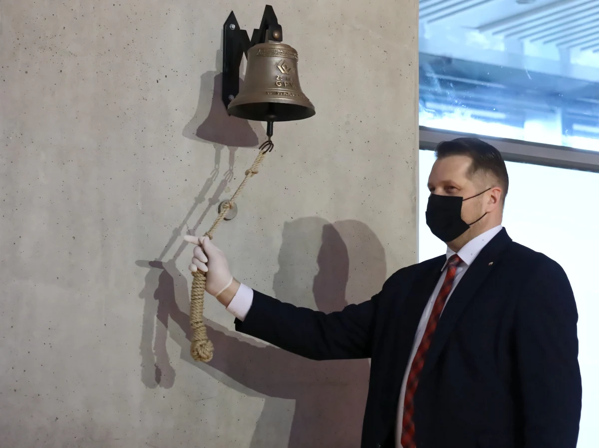 "Chcemy, aby od 1 września 2023 r. podstawy przedsiębiorczości zostały zastąpione nowym przedmiotem: biznes i zarządzanie" – powiedział minister edukacji i nauki Przemysław Czarnek. "Potrzebujemy menedżerów, potrzebujemy ludzi odważnych, którzy będą świadomi tego, jak zarządzać, co to jest biznes, ale będą też umieli radzić sobie w swoim gospodarstwie domowym" – argumentował szef resortu. Polityk uczestniczył w spotkaniu w sprawie rozpoczęcia konsultacji na temat praktycznego nauczania przedsiębiorczości w szkołach.