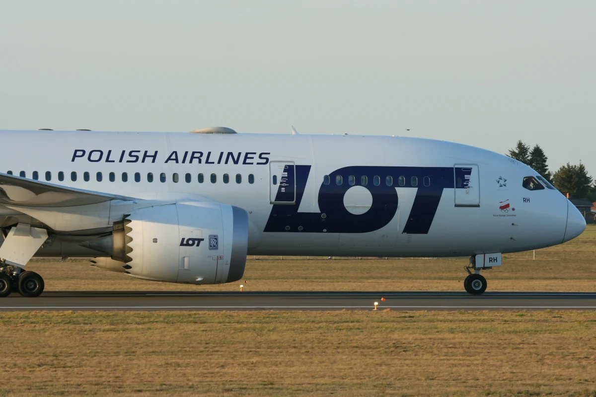 Chwilę grozy przeżyli pasażerowie samolotu lecącego na Dominikanę z Lotniska Chopina w Warszawie. Dreamliner LOT-u – chwilę po starcie – musiał zawrócić na płytę lotniska, ponieważ w maszynę uderzył piorun.