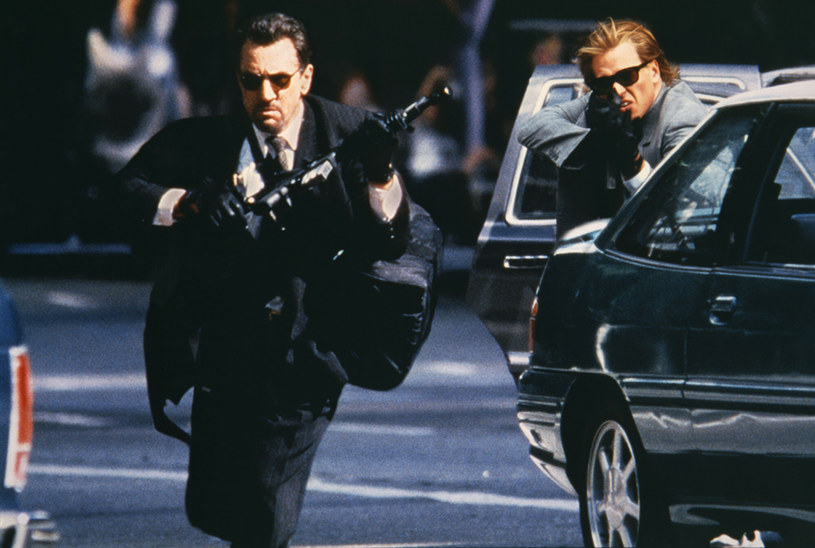 Wyreżyserowana przez Michaela Manna "Gorączka" z 1995 roku to thriller kryminalny powszechnie uważany za jeden z najlepszych filmów tego gatunku. Role główne zagrali w nim m.in. Al Pacino i Robert De Niro, dla których była to pierwsza możliwość wspólnego spotkania się na jednym planie. 9 sierpnia do księgarń trafi napisana przez Manna i Meg Gardiner książka "Heat 2" ("Gorączka 2"). Opisano w niej zarówno to, co poprzedziło wydarzenia pokazane w filmie sprzed 27 lat, jak i ich następstwa.