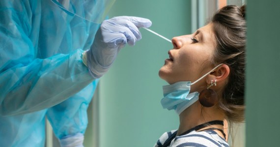 Nawet kilkadziesiąt tysięcy testów covidowych dziennie będą mogli wykonać farmaceuci. Tak w rozmowie z dziennikarzem RMF FM Mariuszem Piekarskim mówi Elżbieta Piotrowska–Rutkowska, prezes Naczelnej Rady Aptekarskiej. Jutro minister zdrowia ma przedstawić rozwiązania, które umożliwią testowanie pacjentów w aptekach. Mają to być testy antygenowe. 
