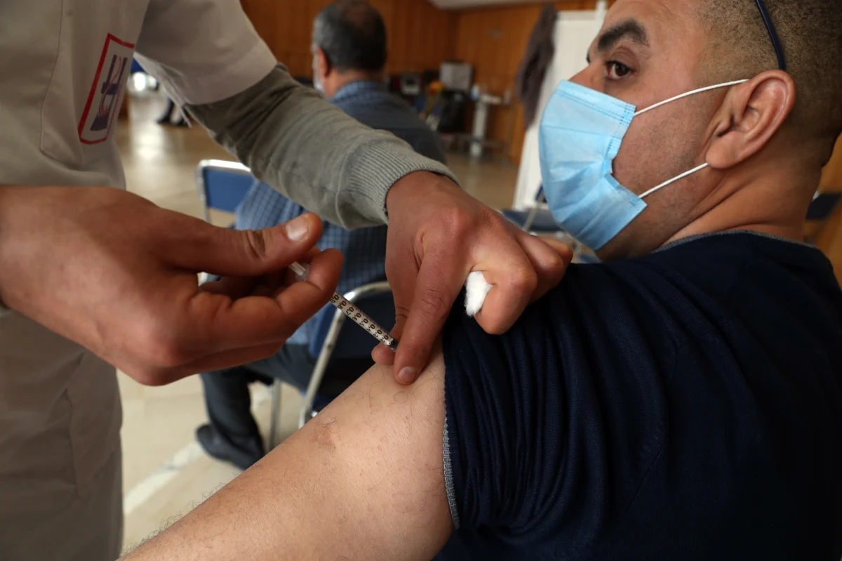 Od poniedziałku, 24 stycznia, wchodzą w życie nowe zasady, dotyczące wjazdu do Austrii. Najważniejsza zmiana to zniesienie wszelkich ograniczeń przy wjeździe dla osób, które są zaszczepione przeciw Covid-19 trzema dawkami, czyli przyjęły tzw. booster – informuje Vienna Online.