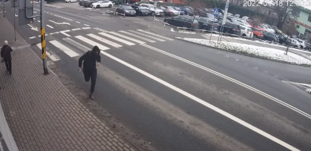 Policjanci z Kalisza apelują o pomoc w ujęciu sprawcy wtorkowego ataku kwasem w Kaliszu. Opublikowali nagranie z monitoringu, na którym widać napastnika i proszą o kontakt wszystkich, którzy go rozpoznają. Poszkodowany w ataku 49-latek przyznał w rozmowie z PAP, że stracił wzrok. 