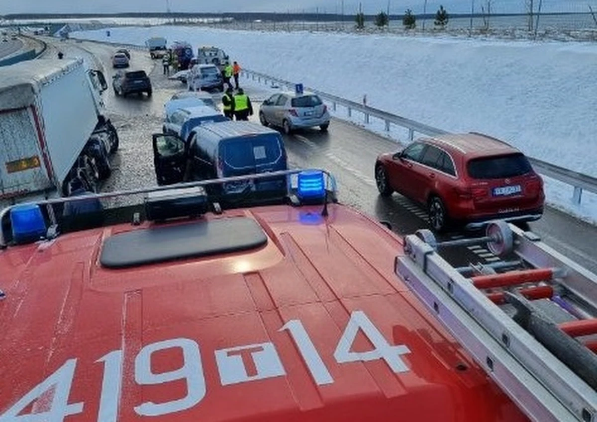 7 samochodów zderzyło się na drodze  S7 w Świątnikach, w pow. jędrzejowskim, w woj. świętokrzyskim.