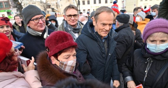 Od kilku dni rozmawiam w różnych miejscowościach z małymi i średnimi przedsiębiorcami i jeden wniosek jest oczywisty - nikt nie wie, co z tym Polskim Ładem zrobić - powiedział w czwartek lider PO Donald Tusk podczas spotkania z mieszkańcami podłódzkich Pabianic.