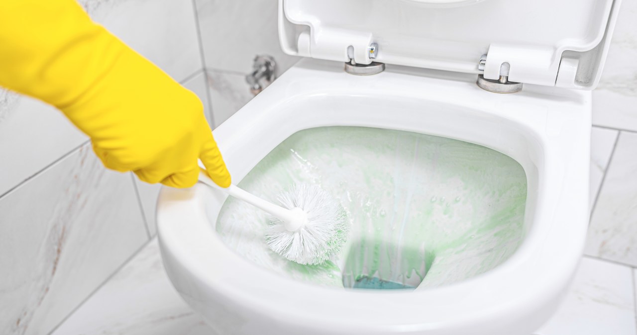 How do you get rid of the bad smell from the toilet?