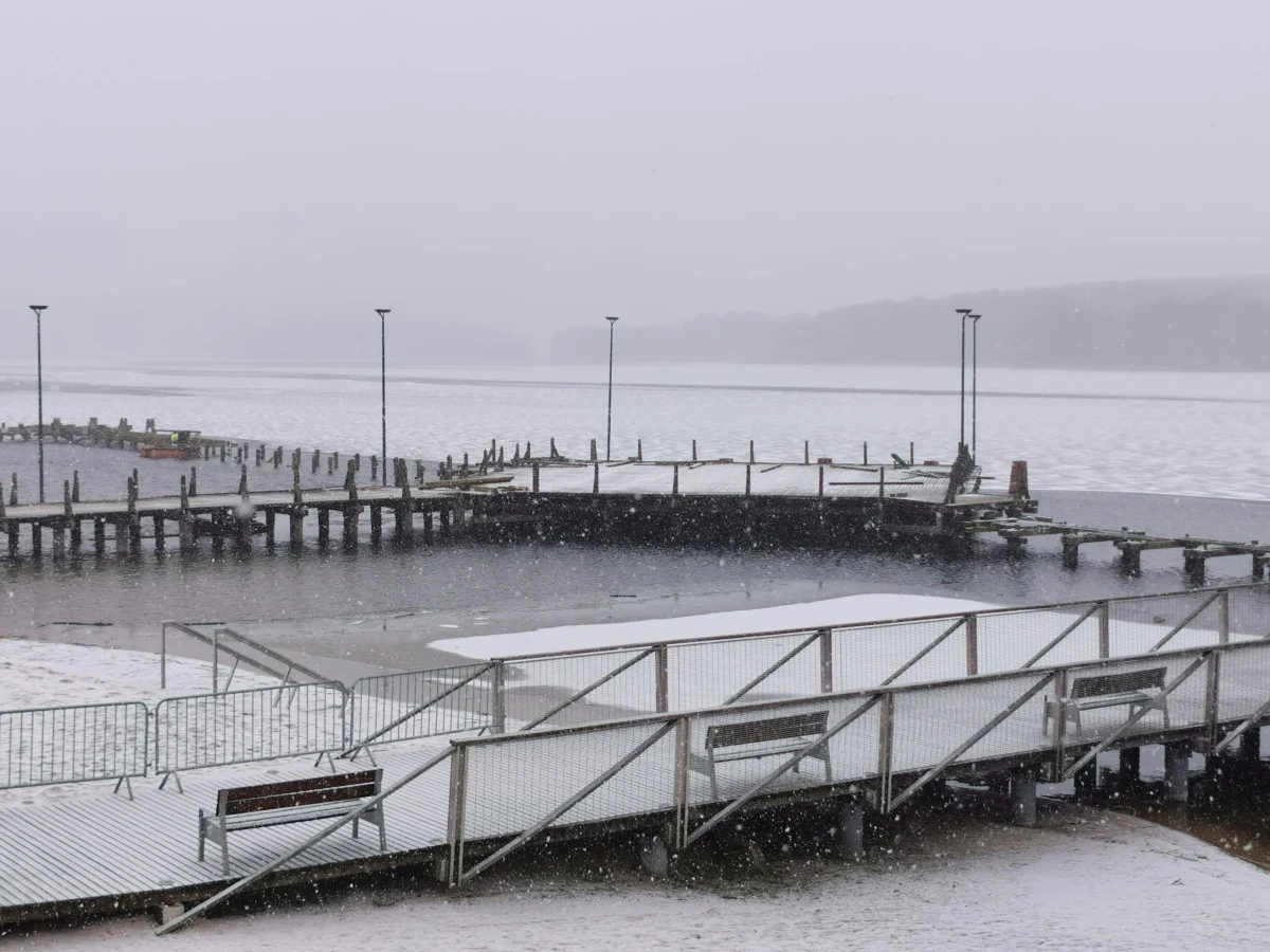 Okręgowy Inspektor Pracy stwierdził nieprawidłowości przy rozbiórce mola na jeziorze Ukiel w Olsztynie. Chodzi przede wszystkim o brak odpowiedniego zabezpieczenia robotników np. przed utonięciem. 

