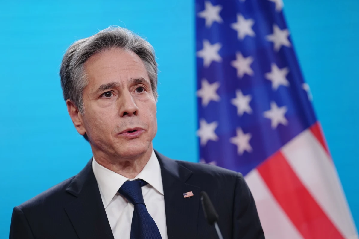 Każde naruszenie granicy z Ukrainą przez Rosję spotka się z odpowiedzią - zapewnił sekretarz stanu USA Antony Blinken. Podkreślił, że Moskwa nie dysponuje potencjałem równym połączonym siłom Zachodu. W tych słowach odniósł się do niefortunnej wypowiedzi prezydenta USA Joe Bidena. Prezydent podczas środowej konferencji prasowej stwierdził, że sankcje dla Rosji będą zależeć od skali rosyjskiej agresji. Blinken w czwartek w Berlinie spotkał się z szefami dyplomacji USA, Wielkiej Brytanii, Francji i Niemiec.
