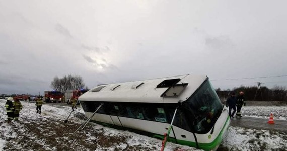 Do niebezpiecznego zdarzenia doszło w czwartek w Nagoszynie w województwie podkarpackim. Z powodu złych warunków atmosferycznych autobus z pasażerami zjechał z drogi do rowu. Na szczęście nikt nie doznał obrażeń. 