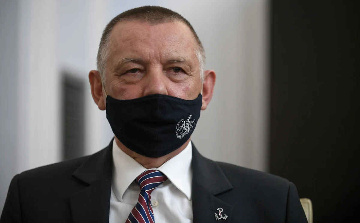 "W tej chwili mamy taką sytuację, że właściwie każdy obywatel czy polityk może być inwigilowany, a nad tym nie ma żadnej praktycznie kontroli właściwych organów” – stwierdził w Polsat News prezes Najwyższej Izby Kontroli Marian Banaś. „Trzeba tę sprawę wyjaśnić, abyśmy się czuli bezpieczniej i rzeczywiście były tu przestrzegane prawa człowieka" - podkreślił. Opowiedział się też za powołaniem sejmowej komisji śledczej ws. inwigilacji. 