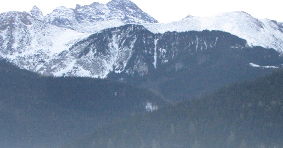 ​Ratownicy TOPR ogłosili trzeci stopień zagrożenia lawinowego w Tatrach. Jak podkreślają, pokrywa śnieżna na wielu stromych stokach jest słabo związana. 