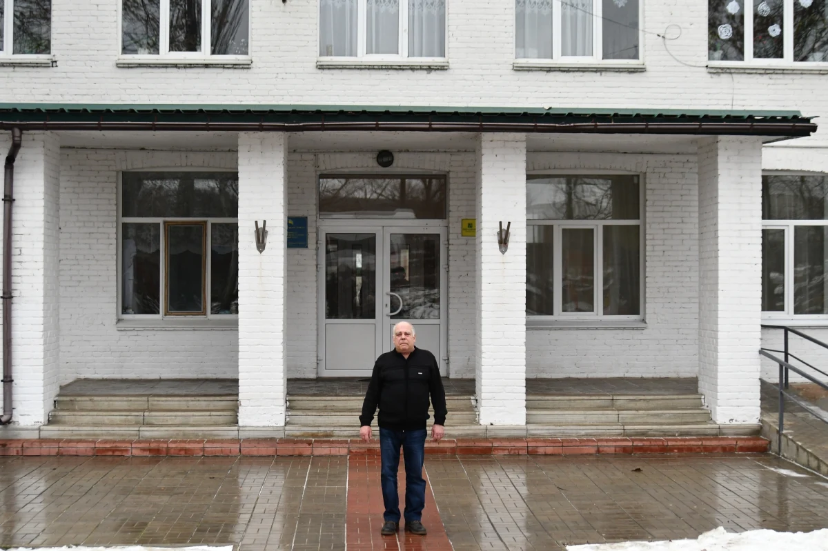 Konflikt na Ukrainie tli się od 8 lat. Po najcięższych walkach w 2014 roku w Donbasie na linii frontu cały czas odzywają się karabiny i moździerze. Napięcie na granicy narasta, podobnie jak zagrożenie ze strony Rosji. W wielu miejscach na odbitych przez armię terytoriach, pamięć o tragicznych wydarzeniach cały czas jest żywa, a ich ślady widać gołym okiem. Dwa z takich miejsc - w Słowiańsku i Drużkiwce - odwiedził dziennikarz RMF FM Paweł Balinowski.