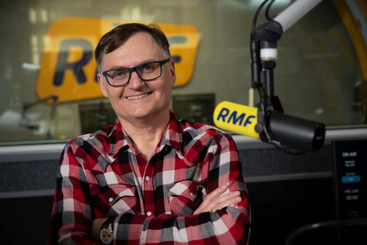 Termin "orientalizm" pochodzi od łacińskiego słowa "orientalis" czyli "wschodni". Jest to wyraz fascynacji ludzi cywilizacji Zachodu kulturami Wschodu, zwłaszcza hinduską, japońską, arabską, perską i chińską. Ta ekscytacja przejawia się choćby w czerpaniu przez europejskich twórców i artystów z dziedzictwa azjatyckiego - sięganiu po wschodnie motywy, symbole, formy, estetykę, stroje itp. Jednak to umiłowanie Orientu przez reprezentantów Okcydentu nie jest tak naprawdę wyrazem szacunku, to rodzaj postawy protekcjonalnej, podszytej poczuciem wyższości. Zwrócił na to uwagę Edward W. Said w swojej głośnej książce "Orientalizm", udowadniając ideologiczny charakter takiej postawy.  Ten amerykański uczony pochodzenia palestyńskiego ostro krytykował orientalizm, obarczając go winą za utrwalanie stereotypowych wyobrażeń islamu i fałszywego pojmowania świata muzułmańskiego. Czytałem Saida przed laty, więc nie jestem całkiem niezorientowany, jednak moja wiedza jest w tej dziedzinie mizerna w zestawieniu z kompetencjami prawdziwej ekspertki - Ewy Górskiej, prawniczki i kulturoznawczyni z Uniwersytetu Jagiellońskiego, specjalizującej się w problematyce prawa muzułmańskiego. Tak na marginesie, pojęcie "kościół zorientowany"  oznacza świątynię chrześcijańską z prezbiterium z ołtarzem głównym zwróconym ku wschodowi (łac. Oriens – wschód), czyli w stronę, skąd ma nadejść Chrystus.