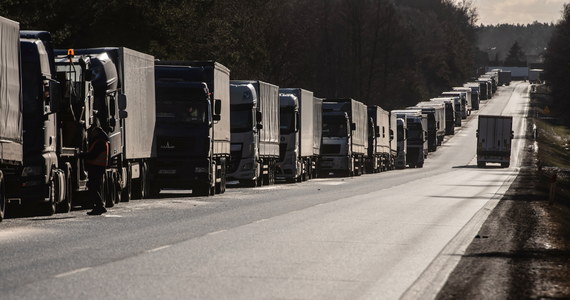 Z 45 godzin w czwartek rano do 63 godzin wieczorem wzrósł czas oczekiwania kierowców ciężarówek na odprawę na polsko-białoruskim przejściu granicznym w Bobrownikach. W kolejce stoi 1,2 tys. pojazdów.