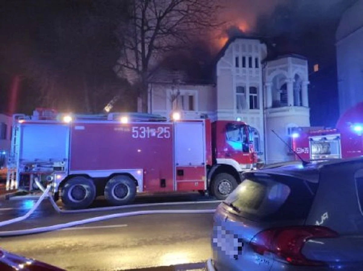 Dwie osoby trafiły do szpitala po nocnym pożarze hotelu przy ulicy Sienkiewicza w Ostrowie Wielkopolskim. Łącznie w czasie akcji gaśniczej ewakuowano 33 osoby.