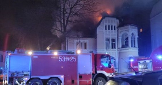 Dwie osoby trafiły do szpitala po nocnym pożarze hotelu przy ulicy Sienkiewicza w Ostrowie Wielkopolskim. Łącznie w czasie akcji gaśniczej ewakuowano 33 osoby.