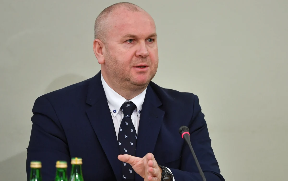 ​Bezprecedensowy atak na rodzinę byłego szefa CBA Pawła Wojtunika. Jak dowiedział się reporter RMF FM, ktoś przejął jego numer telefonu, zadzwonił do córki i poinformował o śmierci ojca. To kolejny od kilkunastu dni atak. Wcześniej ktoś podając się za córkę Wojtunika wysłał groźby do urzędników samorządowych i komendantów policji na Mazowszu.