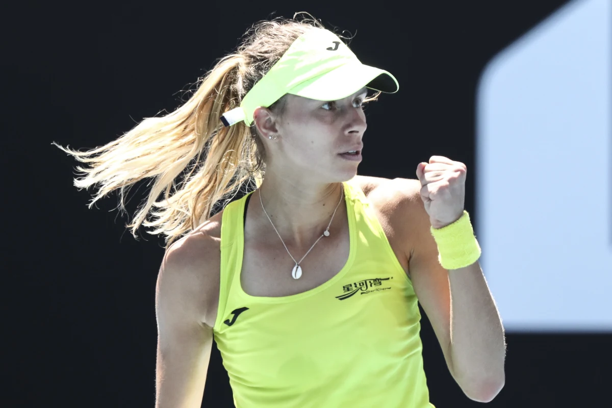 Magda Linette i amerykańska tenisistka Bernarda Pera niespodziewanie pokonały rozstawione z "czwórką" Samanthę Stosur i Shuai Zhang 6:7 (6-8), 6:1, 7:5 w 2. rundzie wielkoszlemowego Australian Open. Australijsko-chiński debel razem wywalczył dwa tytuły wielkoszlemowe.