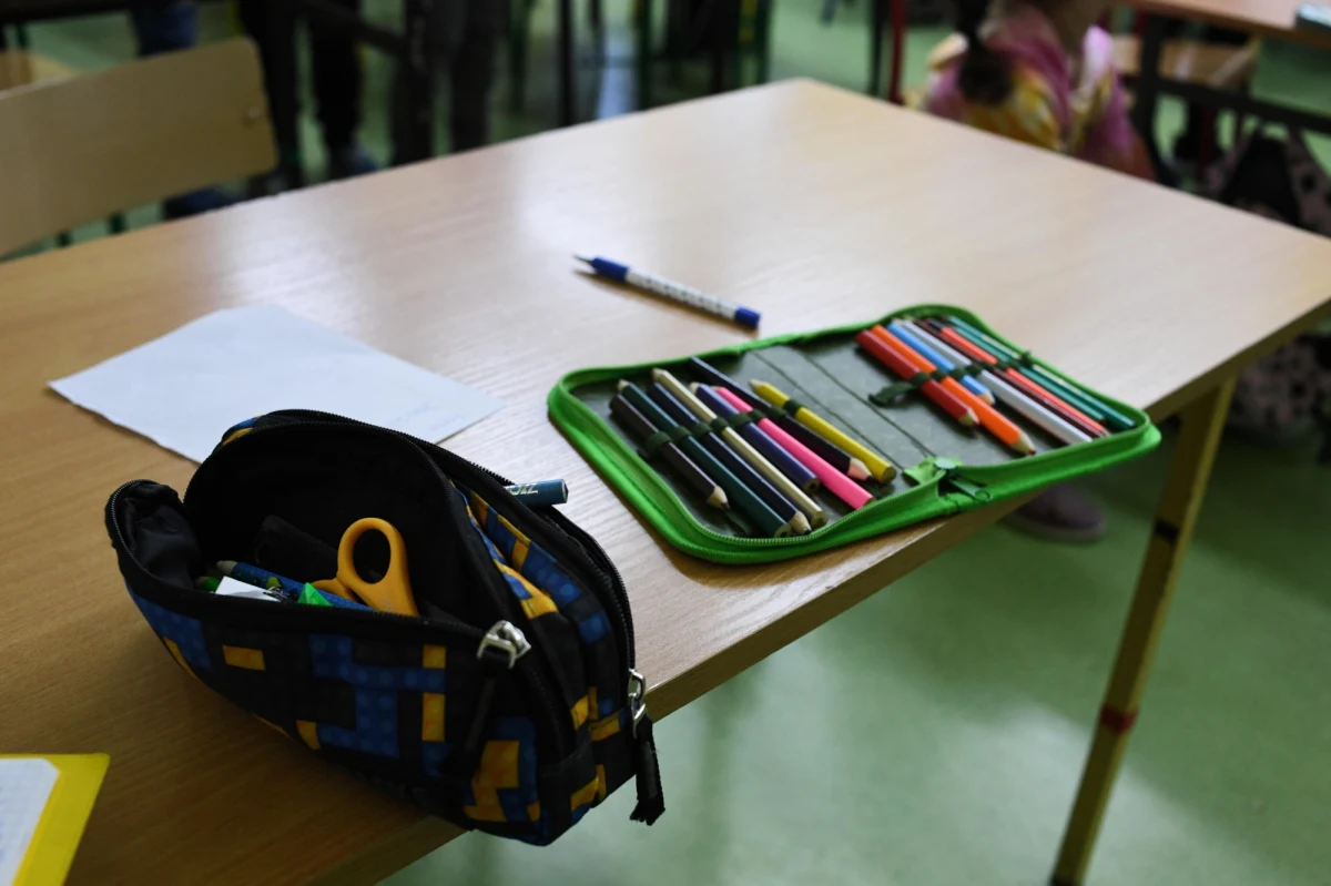 Jesteśmy przekonani, że będziemy w stanie utrzymać naukę stacjonarną. Gdyby sytuacja się pogorszyła z dnia na dzień czy z tygodnia na tydzień, będziemy podejmować dalej idące decyzje. Na razie takiej potrzeby nie ma - powiedział w piątek szef MEiN Przemysław Czarnek.