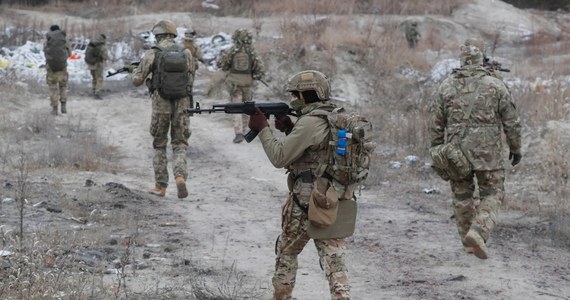 ​Od późnej jesieni pojawiają się doniesienia o możliwej inwazji rosyjskiej na Ukrainę. Nasz wschodni sąsiad z konfliktem zmaga się jednak od wielu lat, kiedy Rosja przejęła Krym, a następnie gdy w Donbasie wybuchł bunt i powołane zostały dwie samozwańcze republiki: Doniecka i Ługańska. Od 2014 roku na wschodzie Ukrainy trwają walki. Od tamtej też pory Kijów rozwija siły zbrojne. Jaka jest dzisiaj armia Ukrainy i czy może ona przeciwstawić się Rosjanom?