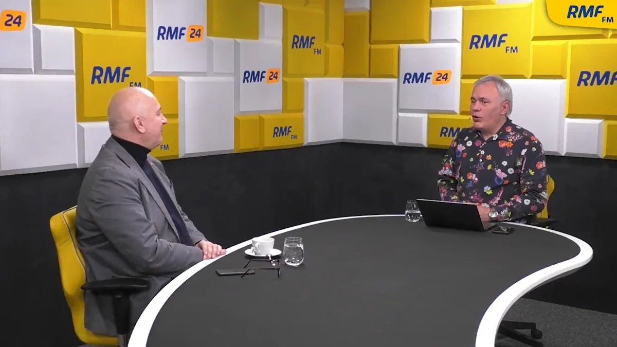 Jakiś czas z temu dowiedzieliśmy się, że Joachim Brudziński to dobry wujek, do którego – będąc poszukującym pracy członkiem rodziny – można się zgłosić po pomoc. Wystarczy wysłać maila zaczynającego się od pozdrowienia „Cześć wujku!”, a nuż okaże się, że wujek Joachim słyszał o jakiejś dobrej posadzie - najlepiej w spółce Skarbu Państwa - i coś zaradzi. Dziś Robert Mazurek odkrył kolejne serdeczne relacje w rodzinie państwa Brudzińskich. Okazuje się, że europoseł PiS, współzarządzający partią twardą ręką, w domu staje się dobrotliwym „Jojusiem”. A jak „Jojuś” zwraca się do swojej żony, Arletty? Odpowiedź znajdziecie w filmie. Podpowiemy tylko, że ksywka pani Brudzińskiej ma związek z kultowym filmem Quentina Tarantino „Pulp Fiction”.