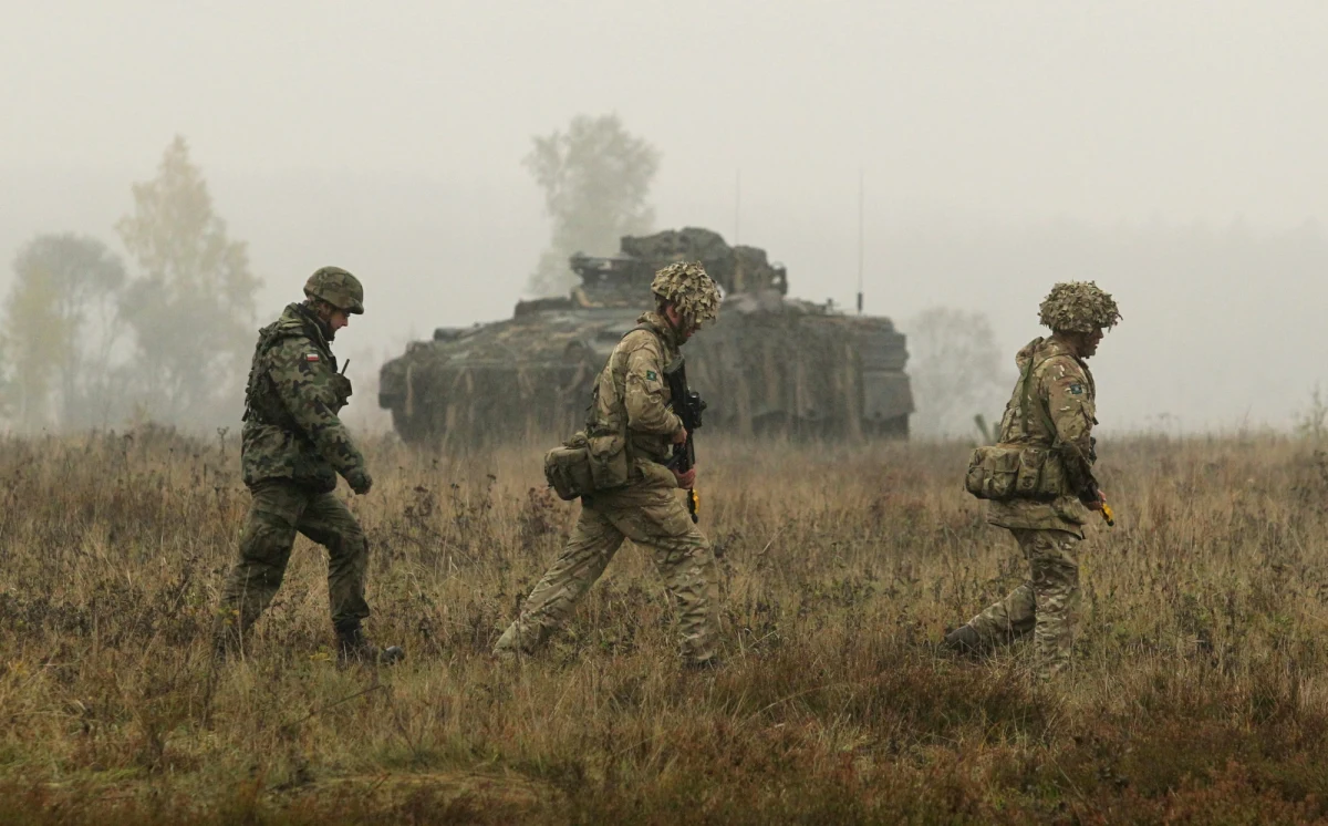 Wielka Brytania rozważa wysłanie setek dodatkowych żołnierzy do Polski i państw bałtyckich, aby zwiększyć możliwości odstraszania Rosji - podał w piątek dziennik "Times", powołując się na źródła w brytyjskim ministerstwie obrony. Zwiększenie kontyngentu wojskowego miałoby nastąpić w najbliższym czasie.