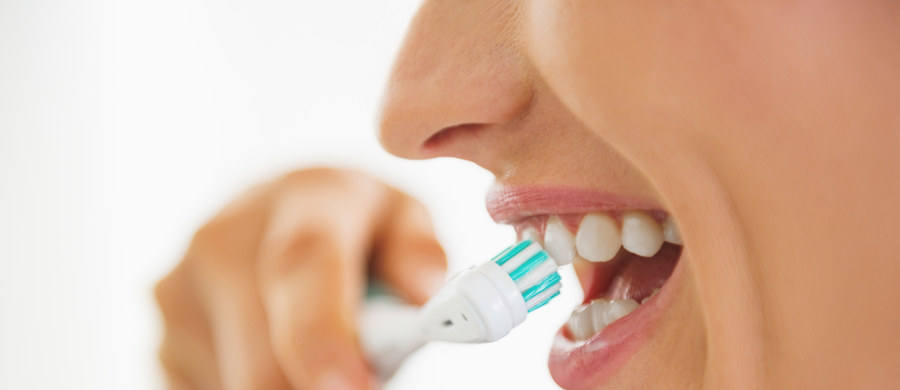 Podstawowym elementem codziennej higieny jamy ustnej jest mycie zębów. Wielu myśli, że jest to takie proste i niczego tu się nie da zepsuć. Nic bardziej mylnego. Popełniamy masę błędów, a najgorsze ze skutków to recesja dziąseł, nadwrażliwość i próchnica. Na co więc warto zwrócić uwagę? Sprawdzamy!