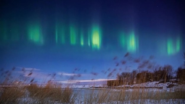 Zorza polarna — inaczej zwana Aurora Borealis — to spektakularne zjawisko naturalne, które czasami rozświetla niebo na północnym biegunie globu. Powstaje w jonosferze na wysokości ok. 100 km nad Ziemią. Grupa rosyjskich entuzjastów postawiła sobie za cel, znalezienie najlepszych miejsc, tzw. okien, do oglądania nocnych pokazów. Rosja, obok Skandynawii, jest jednym z najlepszych miejsc do polowania na zorzę polarną. Okres od połowy września do połowy marca to najlepsza pora na obserwacje.