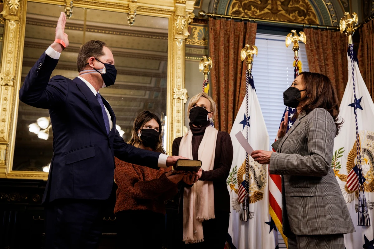 Ambasador Mark Brzezinski przyleciał do Warszawy. W środę wiceprezydent USA Kamala Harris oficjalnie zaprzysiężyła go na ambasadora USA w Polsce. Nie znana data złożenia przez niego listów uwierzytelniających.