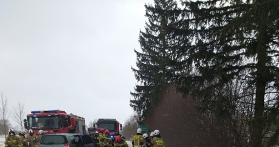 Do tragicznego wypadku doszło w Kupinie w gminie Pasłęk. W wyniku zderzenia dwóch samochodów zginęła 64-letnia kobieta, a pięć osób zostało rannych.