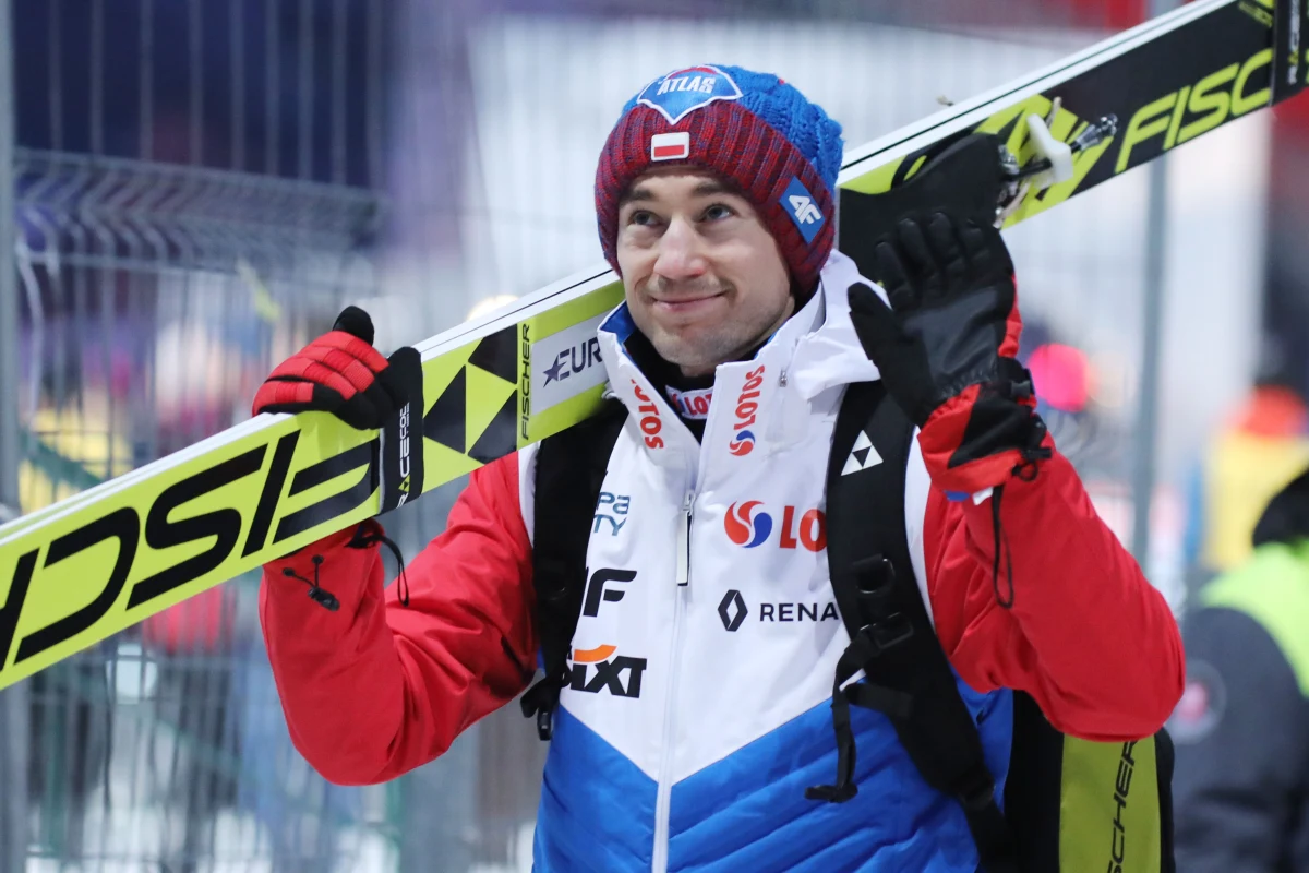 Kamil Stoch, który leczy uraz stawu skokowego, wkrótce powinien wrócić na skocznię. - Badanie rezonansem magnetycznym potwierdziło, że jest coraz lepiej - poinformował lekarz kadry skoczków narciarskich Aleksander Winiarski. Występ Stocha na igrzyskach w Pekinie nie jest zagrożony.