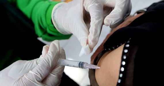 Trzecia dawka szczepionek Moderny i Pfizera oferuje silną ochronę przeciwko wariantowi Omikron - wynika z raportów opublikowanych w piątek przez Centra Kontroli i Zapobiegania Chorobom (CDC). 