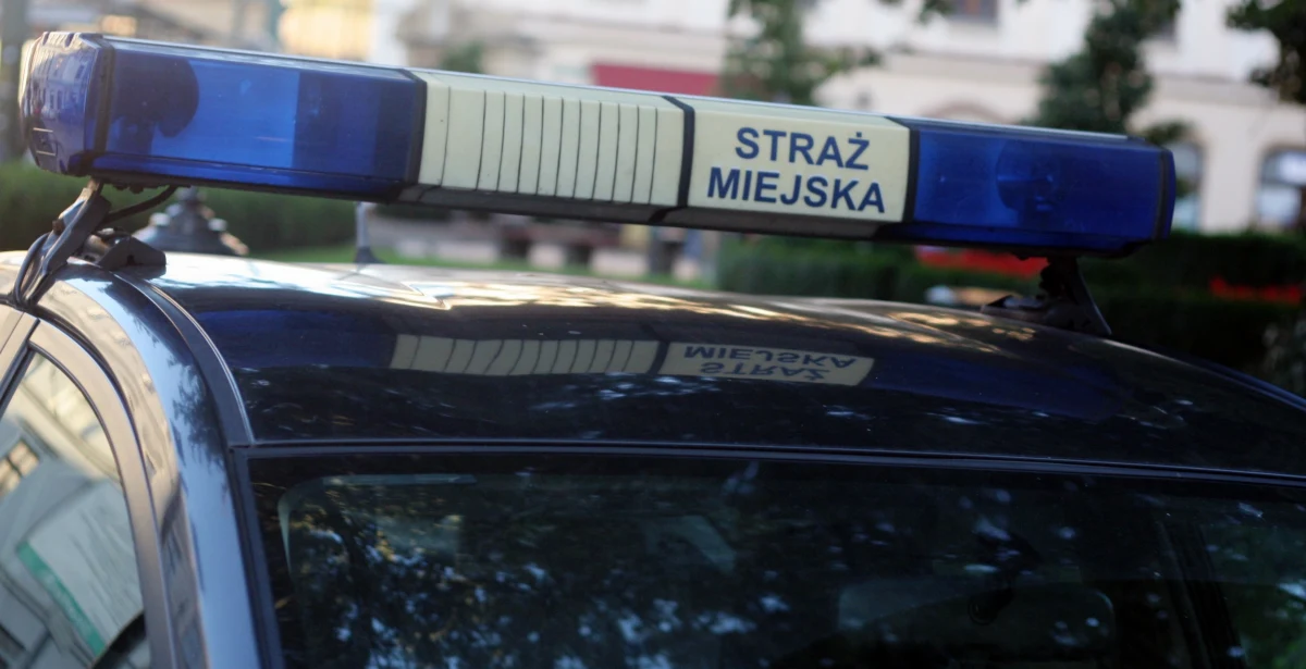 W starym bunkrze wojskowym na Pradze-Południe w Warszawie strażnicy miejscy znaleźli bezdomnego. Leżał pod stertą śmieci i potrzebował pomocy.