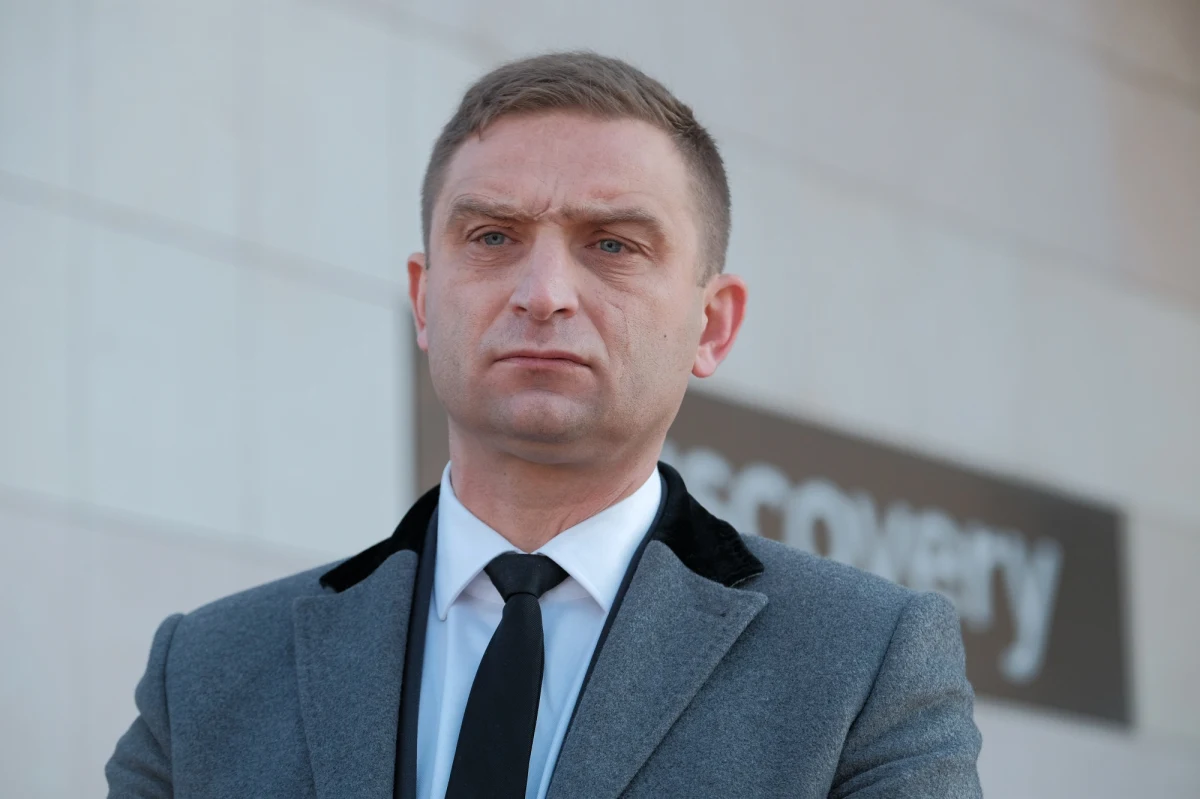 Sześć nieruchomości o wartości 1,5 mln złotych, sześć samochodów, telebimy, mobilne studio, a nawet ubrania. Zdaniem posłów KO: Dariusza Jońskiego i Michała Szczerby - na to zostały wydane pieniądze, które z Funduszu Patriotycznego otrzymały stowarzyszenia Roberta Bąkiewicza.