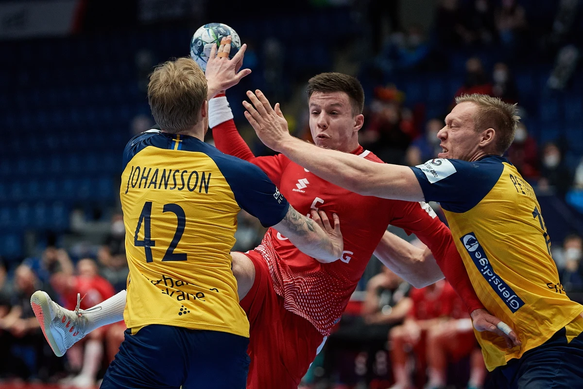 Reprezentacja Polski poniosła trzecią porażkę z rzędu na mistrzostwach Europy piłkarzy ręcznych. W Bratysławie Biało-Czerwoni przegrali 18-28 (6-14) ze Szwecją.