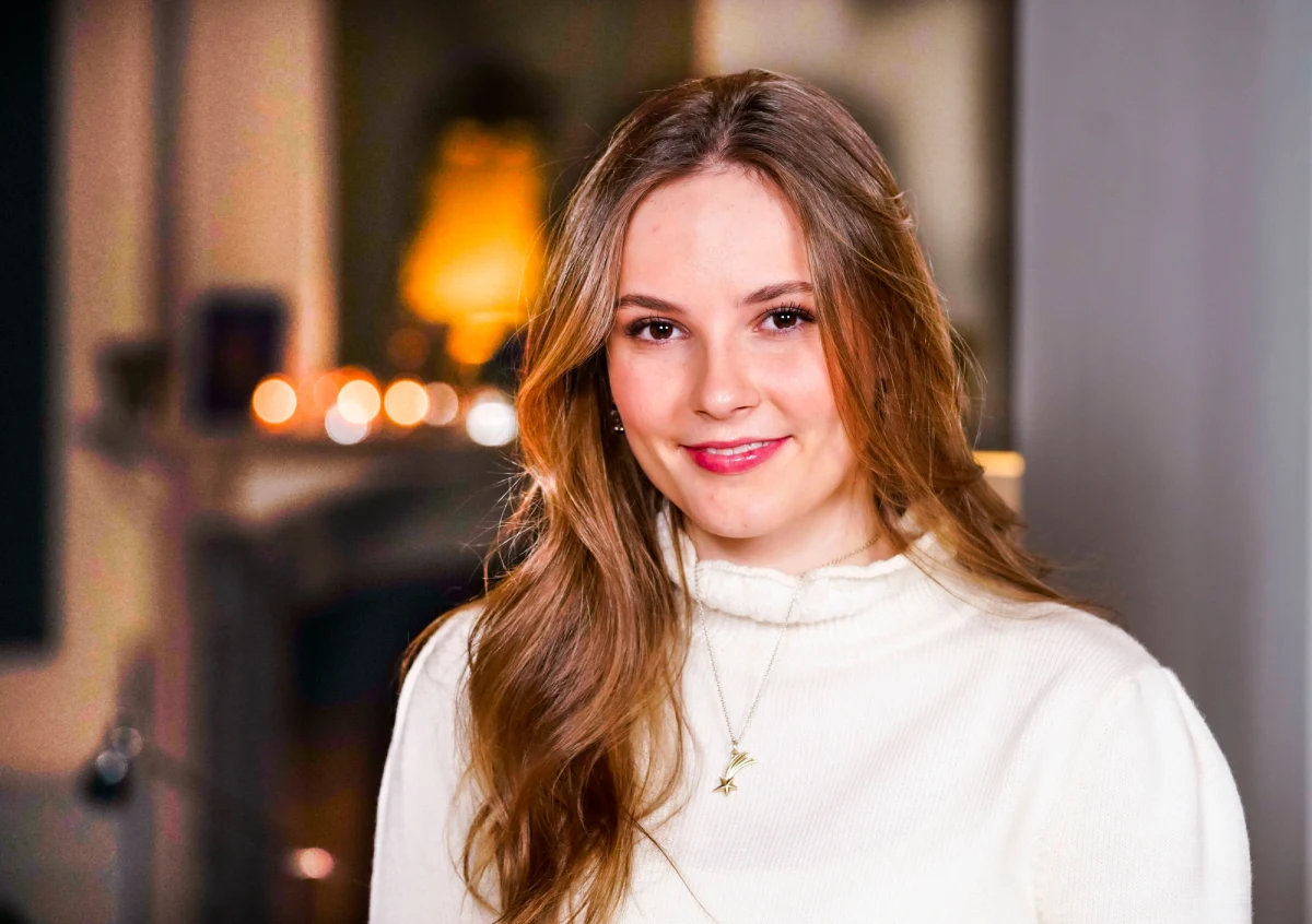 Norweska księżniczka Ingrid Aleksandra jest już pełnoletnia. W dniu swoich 18. urodzin udzieliła pierwszego wywiadu, w którym opowiedziała o swoim życiu za murami pałacu. Przyznała, że nie lubi wcześnie wstawać, kłóci się z mamą, a najbardziej szczęśliwa jest, kiedy może pojeździć na nartach. I choć dziś jest uczennicą gimnazjum, w przyszłości będzie królową tego kraju – pierwszą regentką na norweskim tronie od 600 lat. 