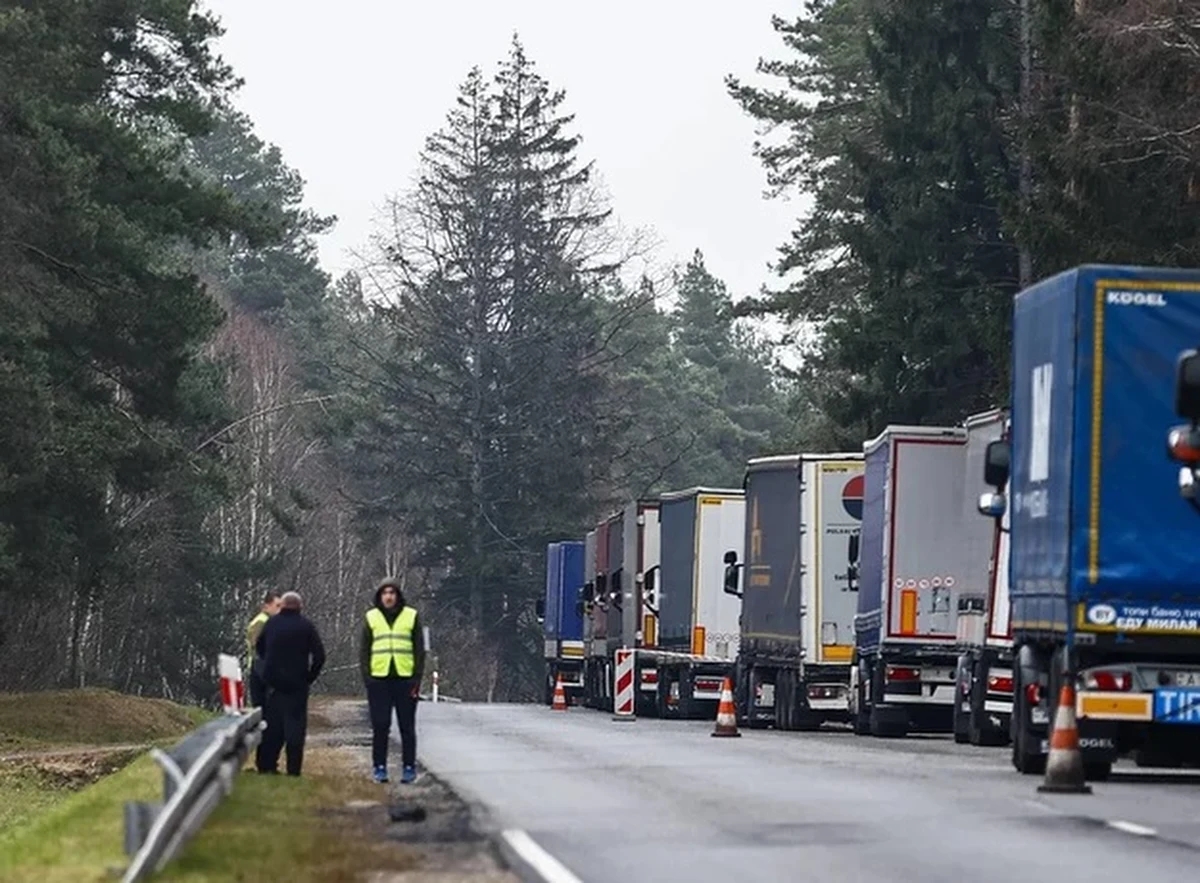 ​Znów wydłuża się kolejka ciężarówek czekających na odprawę na polsko-białoruskim przejściu w Bobrownikach.