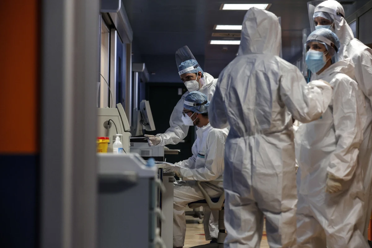 Irlandia znosi od soboty niemal wszystkie restrykcje covidowe, w tym wszystkie wprowadzone w związku z wariantem Omikron. Wobec faktu, że szczyt tej fali minął, a poziom zaszczepienia jest wysoki, rząd uznał, iż ich dalsze utrzymywanie nie jest konieczne.