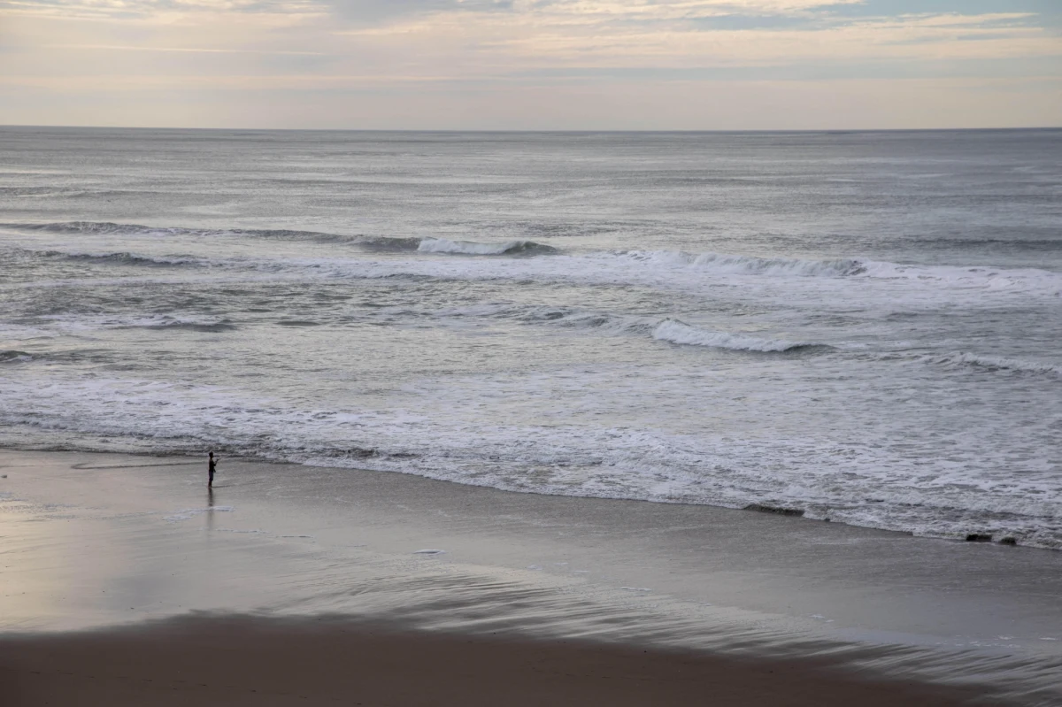 57-letni Lisala Folau, mieszkaniec królestwa Tonga, przetrwał 27 godzin dryfując na morzu. W wodzie znalazł się po tym, jak niszczycielskie tsunami uderzyło w sobotę w archipelag, zalewając m.in. jego wyspę Atata. Opowiedział mediom, że poszedł pod wodę dziewięć razy, aż udało mu się uczepić kłody i znalazł się w bezpiecznym miejscu.