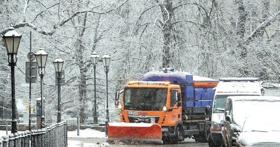 Dziś w północno-wschodniej Polsce powieje porywisty wiatr powodujący zawieje i zamiecie śnieżne - ostrzegają synoptycy. Na południu Polski m.in. w Małopolsce intensywnie sypał śnieg. Biało zrobiło się m.in. w rejonie Krakowa.  
