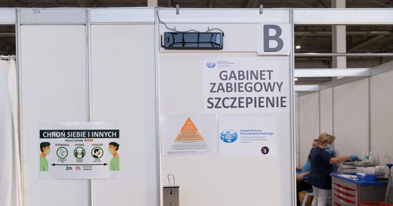 "Mamy 40 876 nowych i potwierdzonych przypadków zakażenia koronawirusem" - poinformowało w sobotę MZ. Nie żyją 193 osoby. Najwięcej chorych pacjentów pochodzi z województw 
mazowieckiego, śląskiego oraz małopolskiego. 