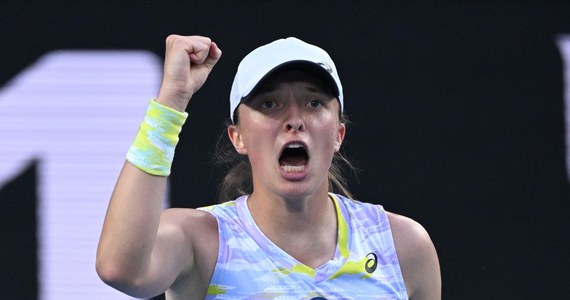 Iga Świątek wygrała z Rosjanką Darią Kasatkiną 6:2, 6:3 i awansowała do 4. rundy - 1/8 finału - wielkoszlemowego turnieju tenisowego Australian Open w Melbourne. "To był bardzo zacięty mecz. Dziękuję kibicom za doping, bo bez tego trudno byłoby znaleźć energię, żeby biec do każdej piłki. Trudno jest o punkt z Darią, musiałam atakować po kilka razy w każdej akcji. To kosztowało sporo sił" - przyznała 20-letnia Polka na antenie Eurosportu.