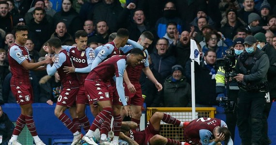 Butelka rzucona z trybun w trakcie meczu ligi angielskiej Everton - Aston Villa poleciała w stronę Matty'ego Casha i Lucasa Digne. Zdjęcia i nagrania pokazują jak reprezentant Polski i jego klubowy kolega padają na murawę po ataku ze strony kibiców. Mecz zakończył się zwycięstwem Aston Villi 1:0.